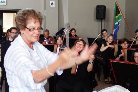 Raadsdame Nicolette Botha-Guthrie in aksie met die dirigeerstokkie voor die Kaapstadse Philharmoniese Orkes
